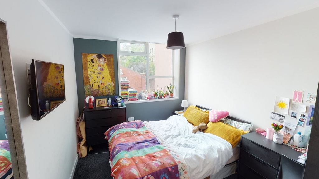 Property photo 1 of 6 A Bright And Inviting Double Bedroom Featuring A c...