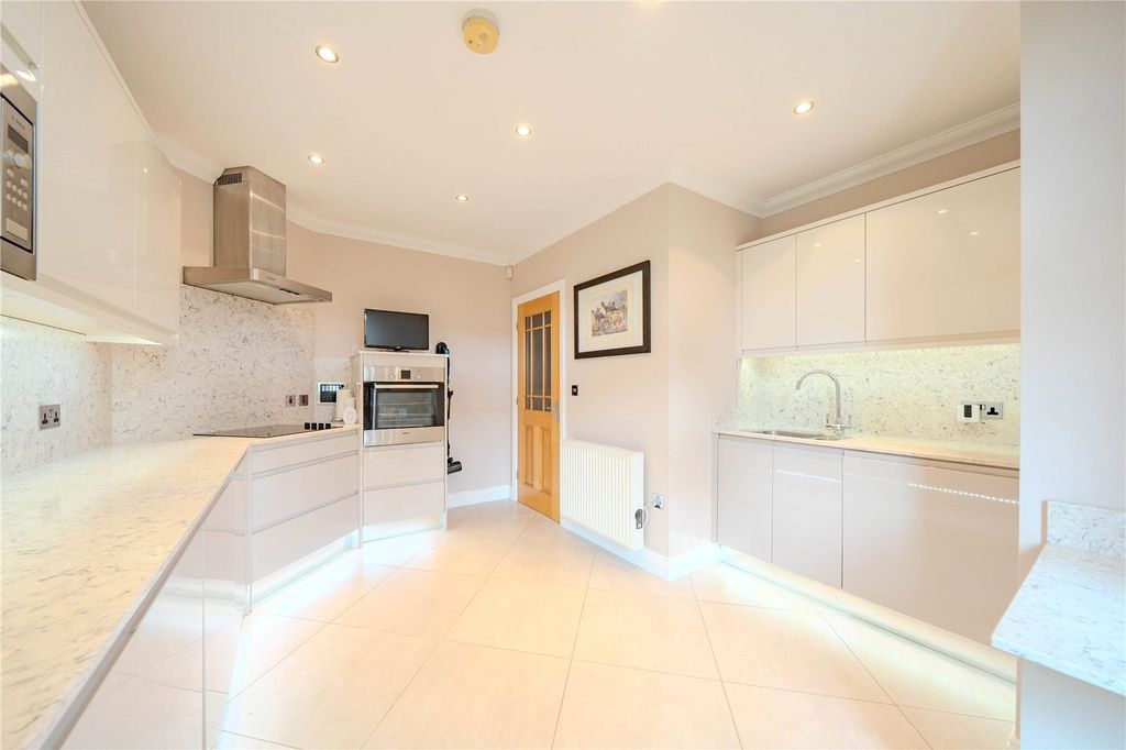 Property photo 2 of 16 Picture No. 13