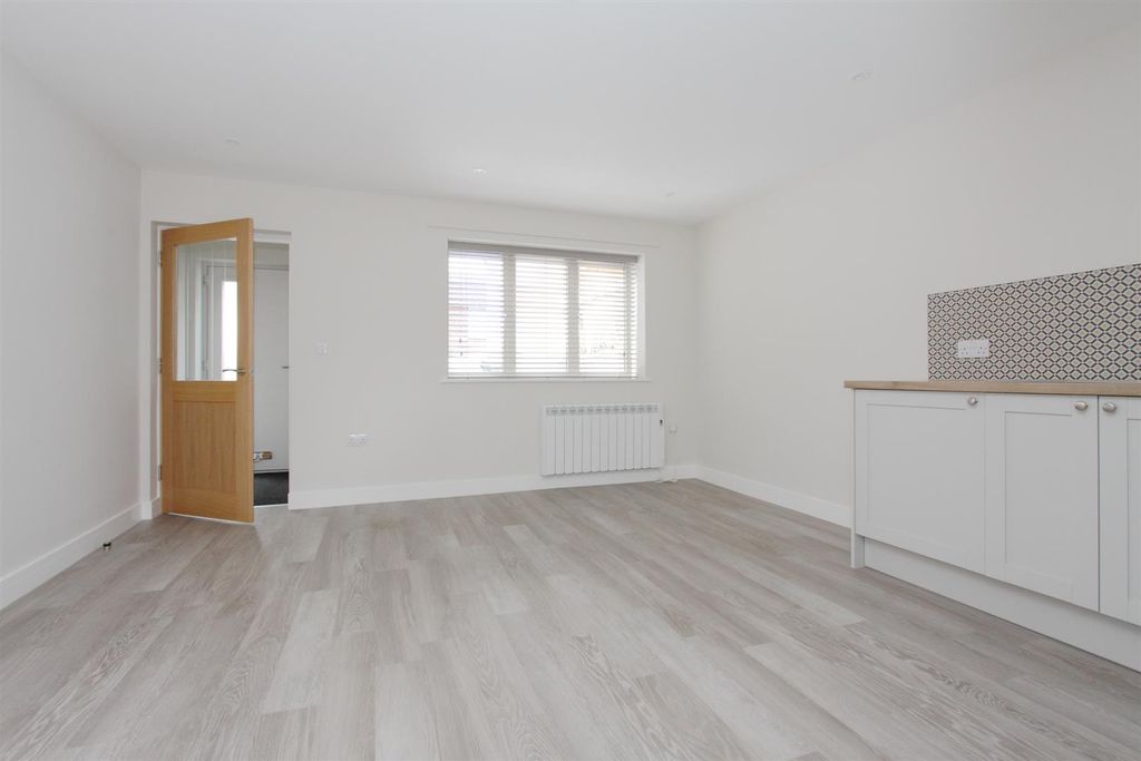 Property photo 3 of 10 Flat 1 Willetts Court Ph11.Jpg