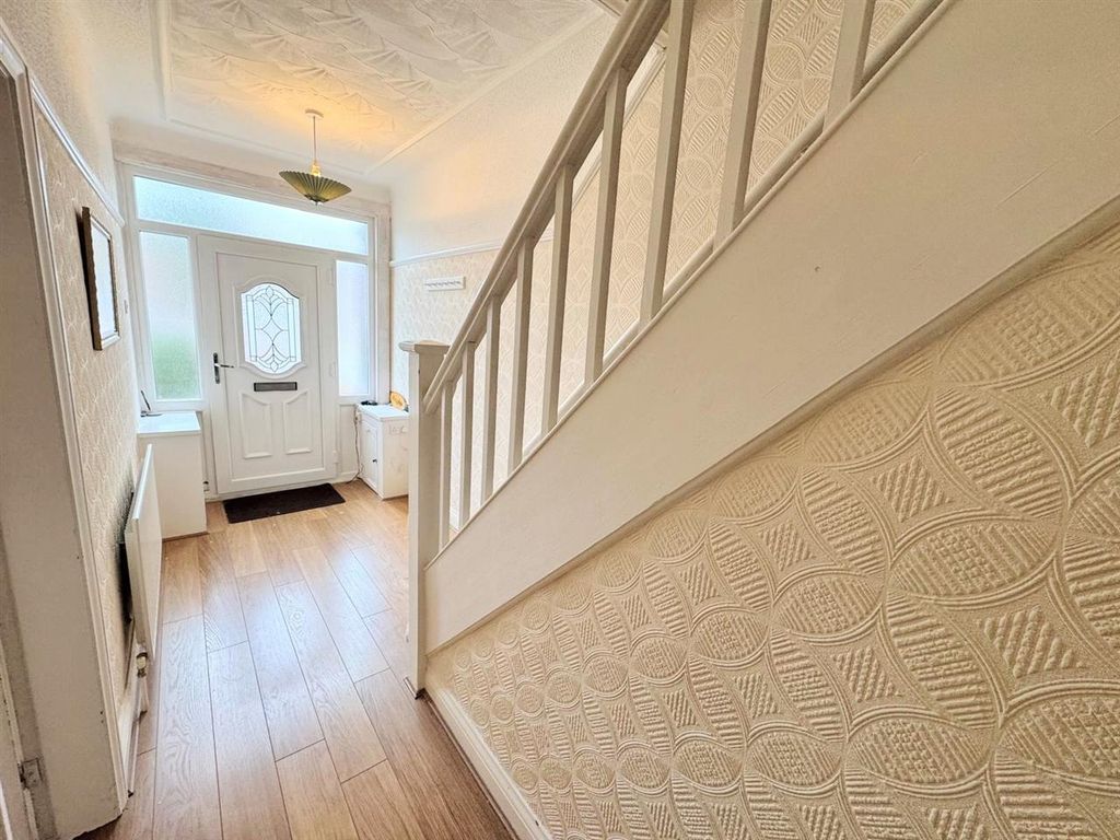 Property photo 2 of 14 Entrance Hall