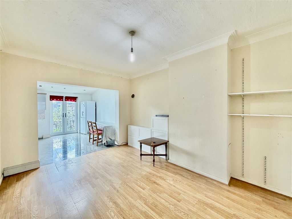 Property photo 2 of 11 Through Lounge