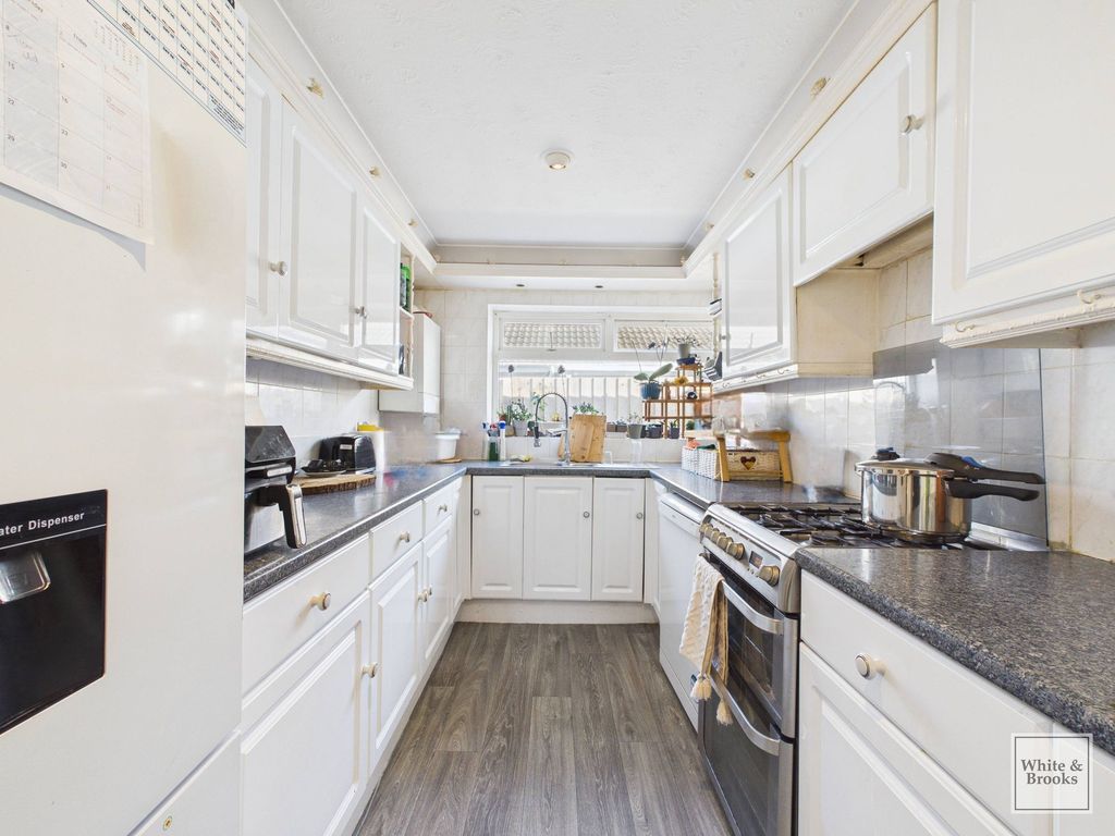 Property photo 3 of 10 Kitchen