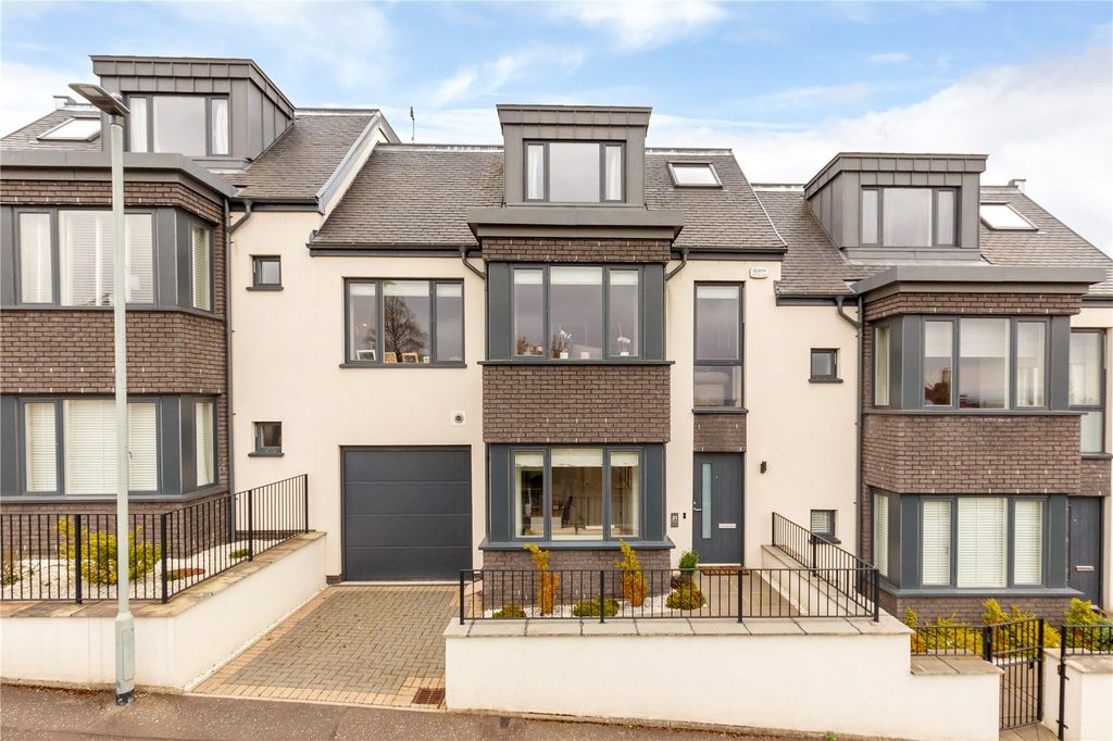 Property photo 1 of 29 Craigmount Avenue 1