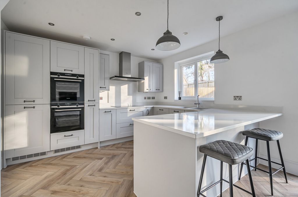 5 bed detached house for saleWatts Common Way, Aldershot, Hampshire GU11 photo 4