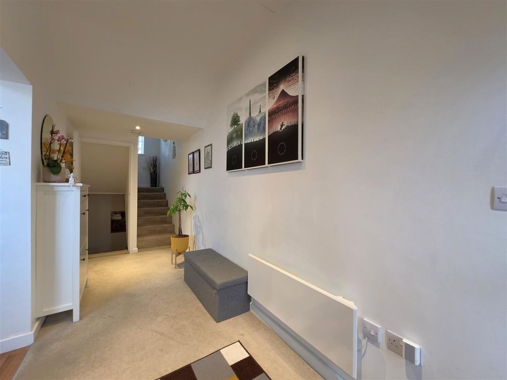 Property photo 3 of 14 Entrance Hallway.Jpg