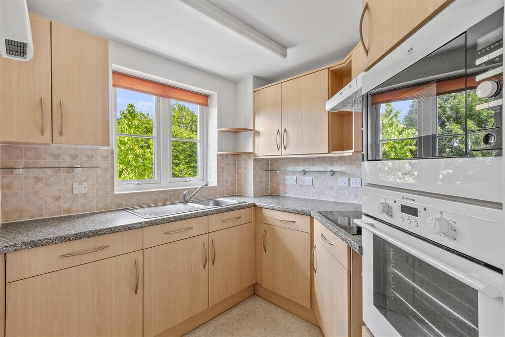 Property photo 3 of 14 18 Hughenden Court, Penn Road, Hp15 7Bd-3.Jpg