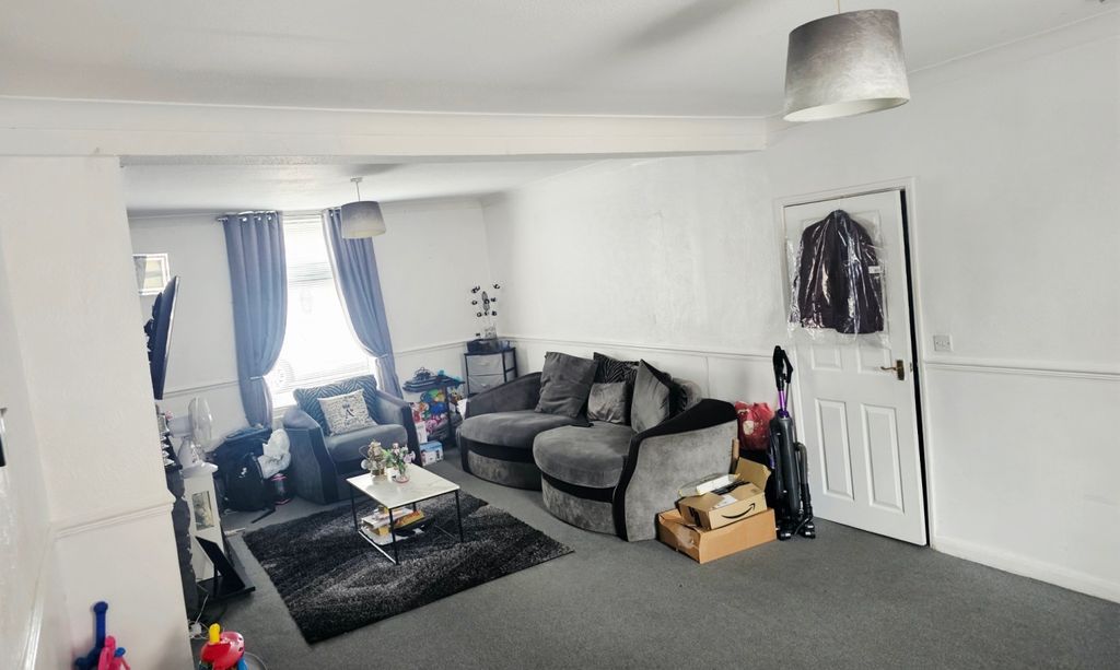 Property photo 3 of 14 Lounge