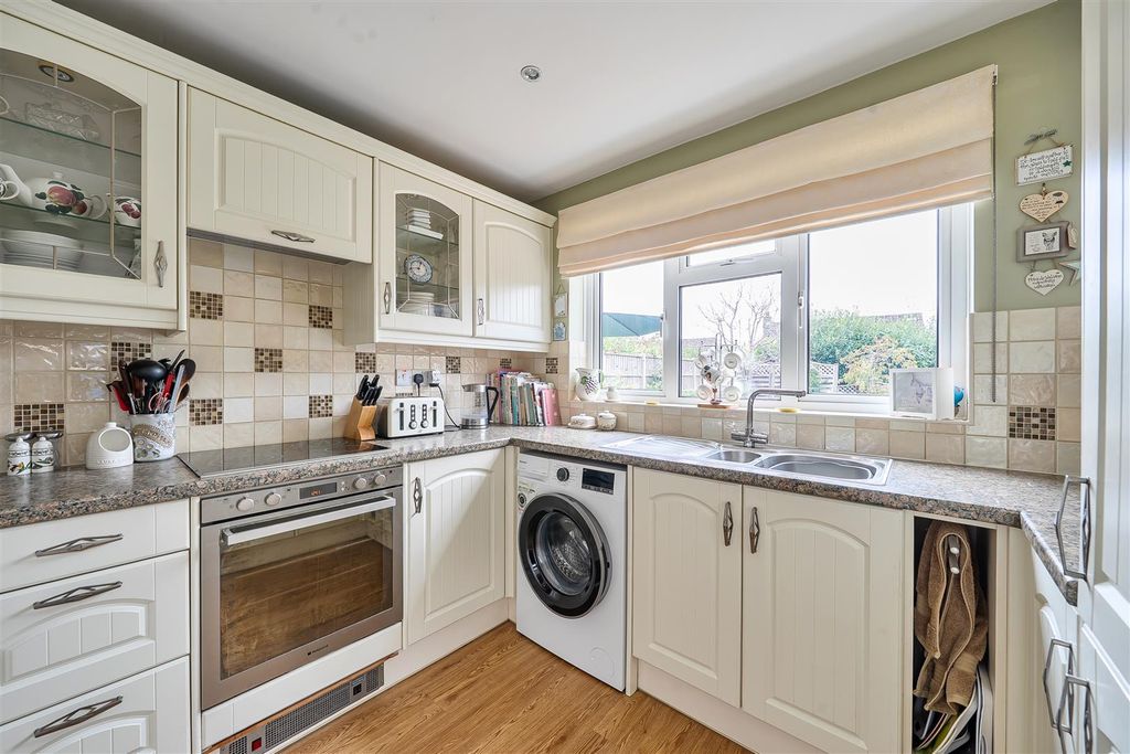 Property photo 3 of 18 Fitted Kitchen