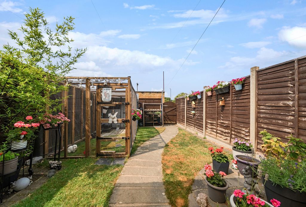 Property photo 2 of 18 Garden