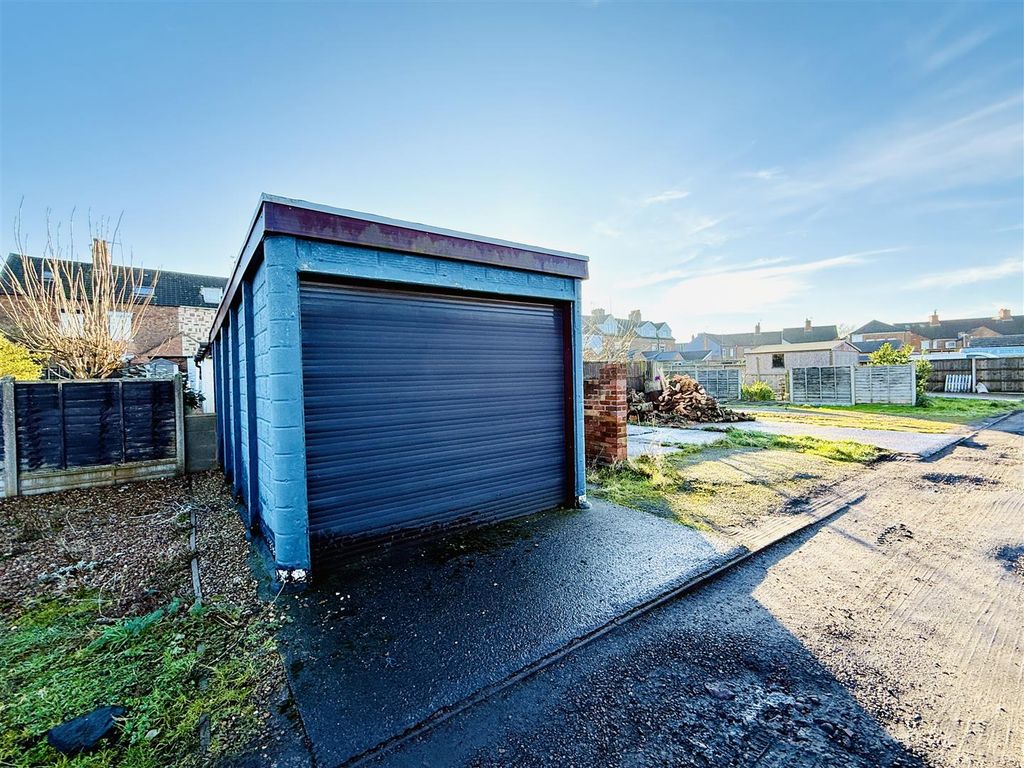 Property photo 2 of 20 Tandem Garage