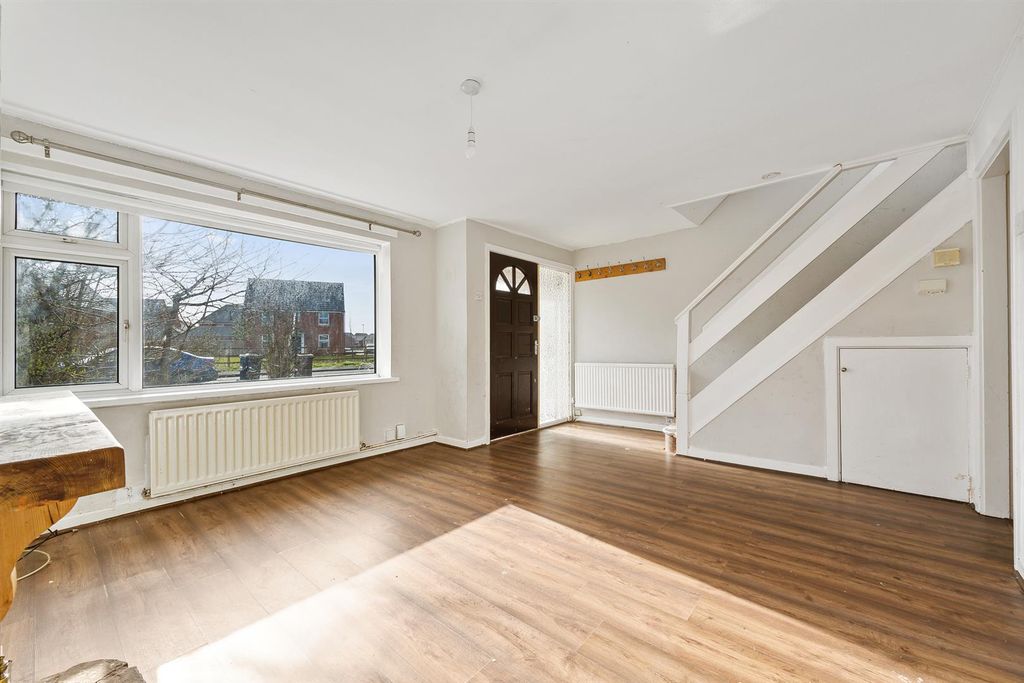 Property photo 3 of 27 Lounge