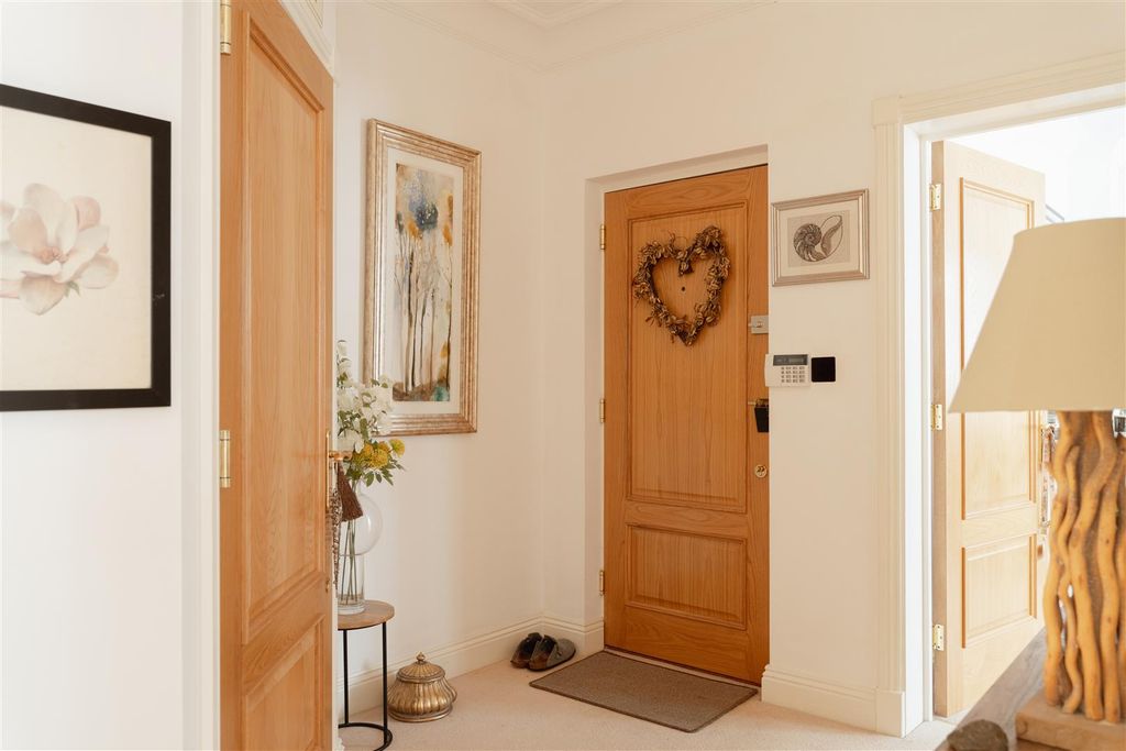 Additional image 12 of 2 bed flat for saleFlanchford Road, Reigate RH2