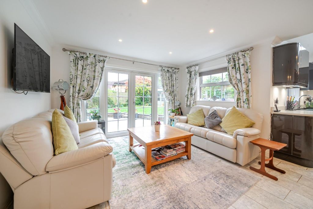 Property photo 3 of 35 1370412-18-68F2101396F97.Jpg