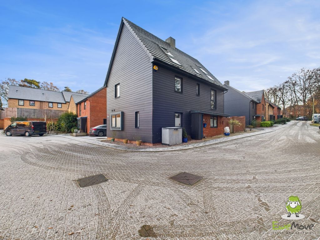 Property photo 1 of 28 Ewemove Estate Agents Basingstoke - Fairway Road