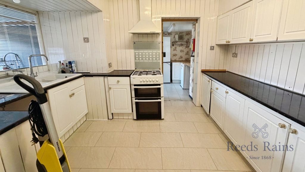 Property photo 3 of 9 Kitchen