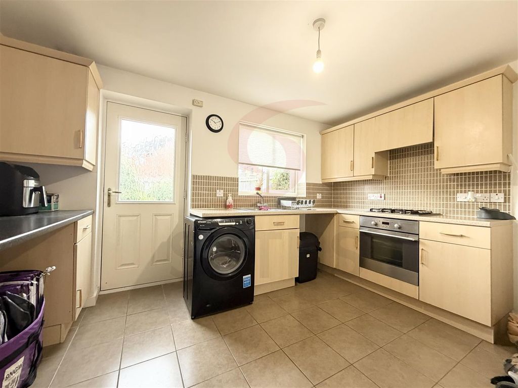 Property photo 3 of 8 Kitchen