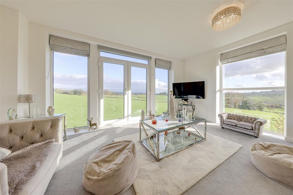 Property photo 3 of 47 Lounge