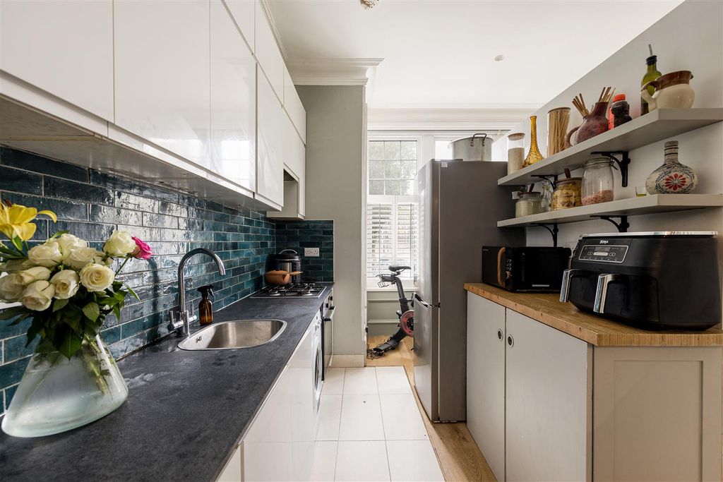 Property photo 3 of 13 High Road, Ig8