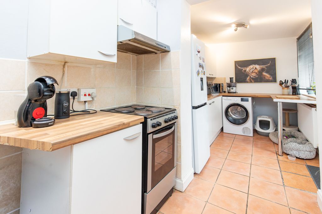 Property photo 3 of 10 Kitchen
