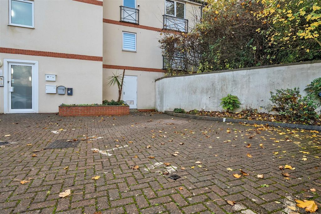 Property photo 3 of 11 Parking Bay