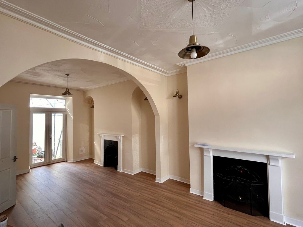 Property photo 1 of 7 3 Bedroom Terraced House - Swansea City Centre
