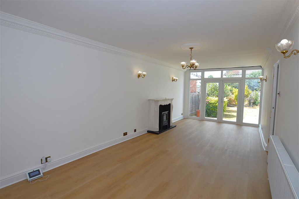 Property photo 2 of 12 4 Woodlawn Crescent Aug2.Jpg