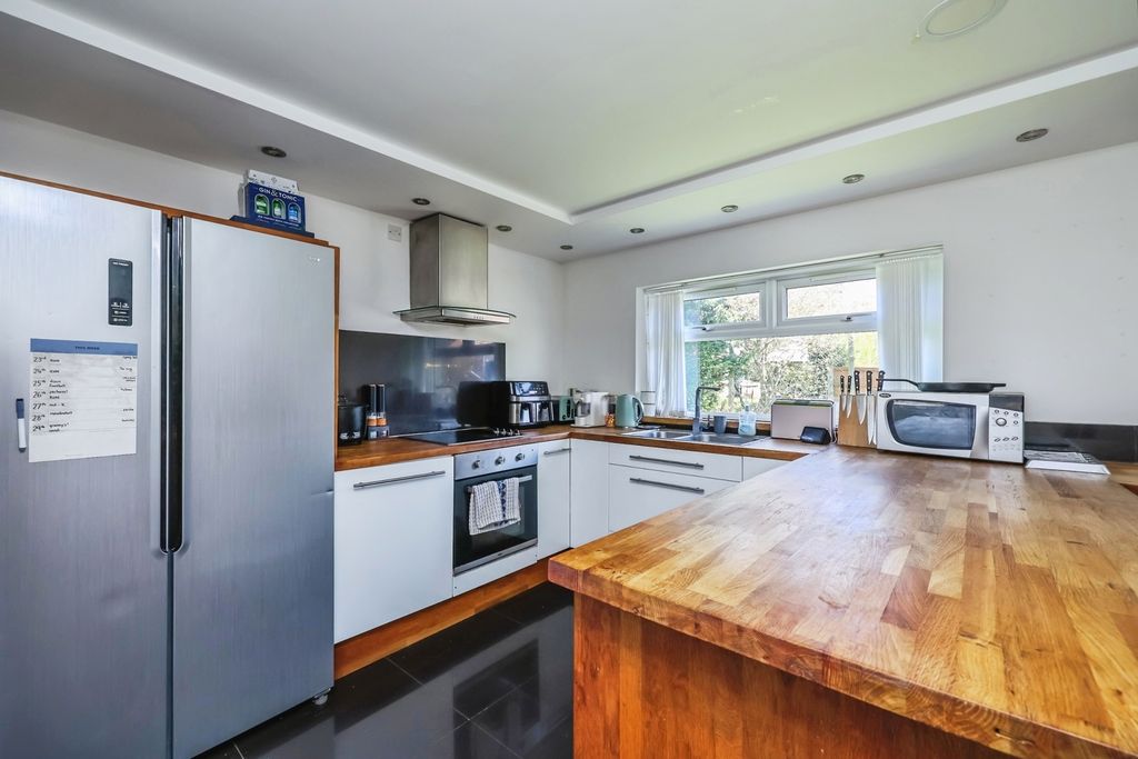 Property photo 2 of 17 Fitted Kitchen