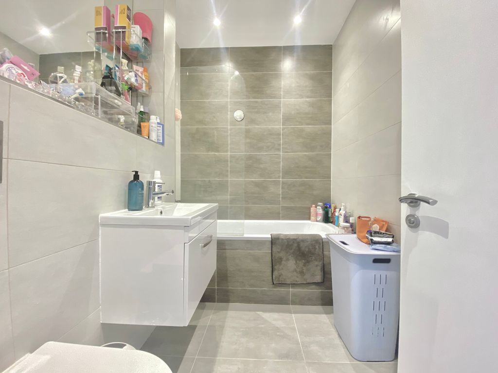 Property photo 3 of 8 Bathroom