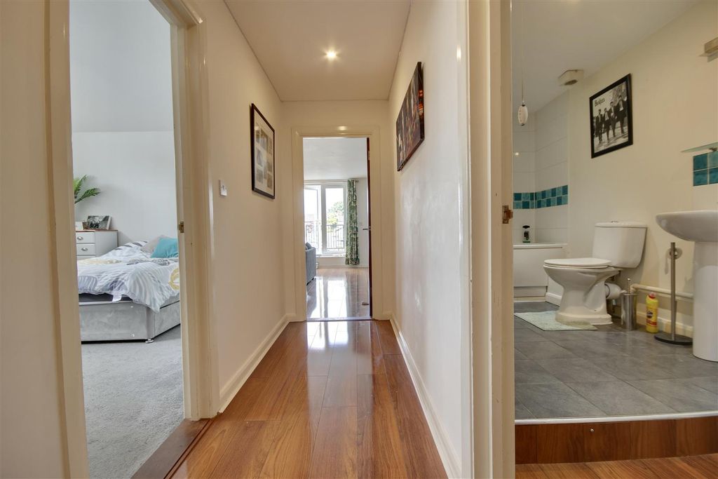 Property photo 2 of 10 Hallway