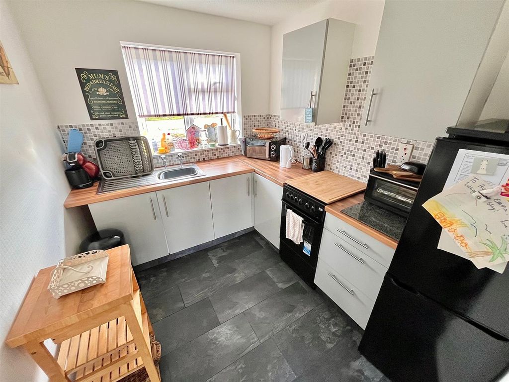 Property photo 3 of 8 Kitchen