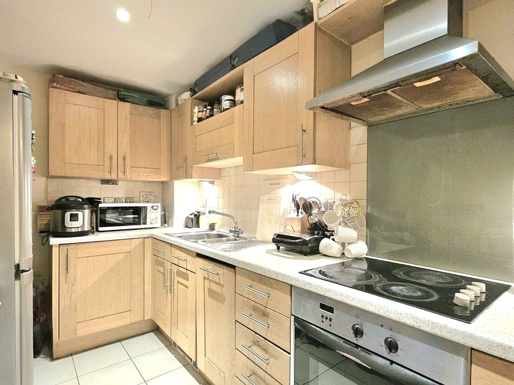 Property photo 3 of 10 Kitchen