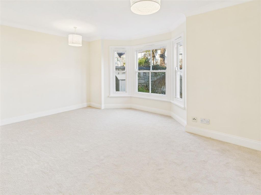 Property photo 2 of 16 Lounge