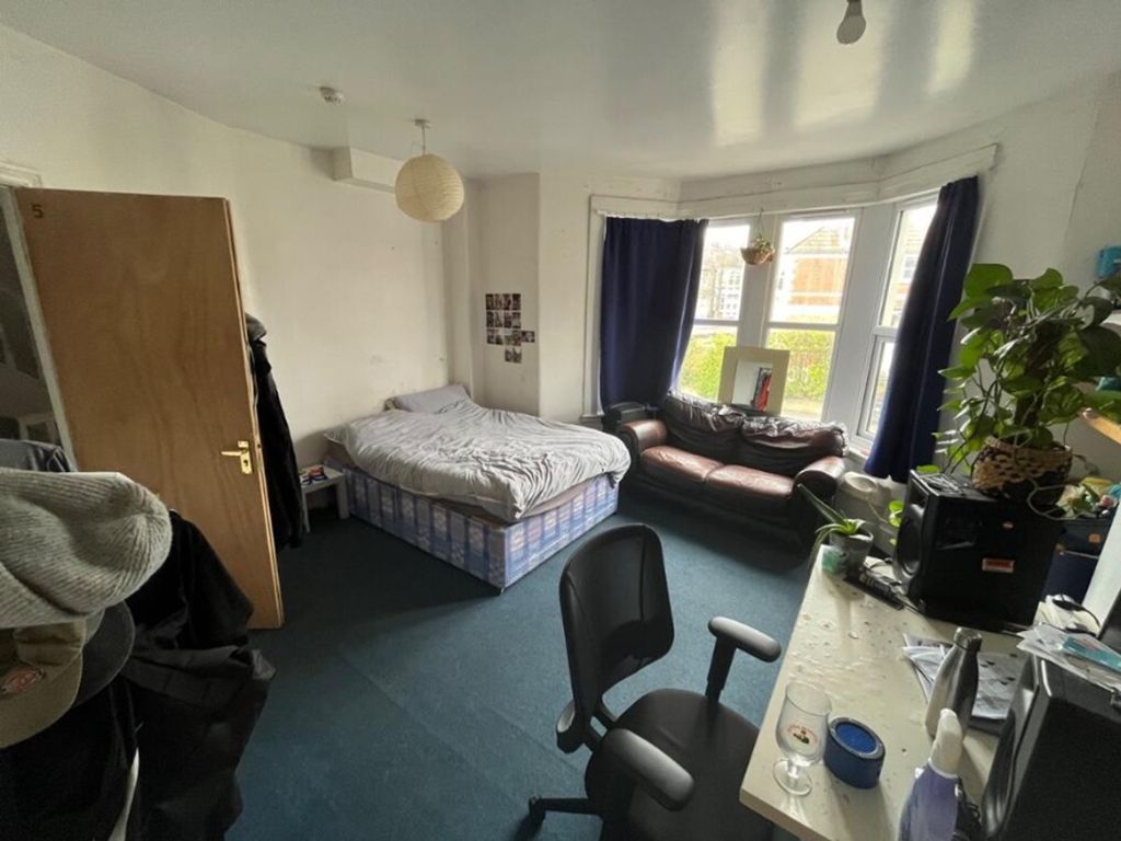 Property photo 1 of 13 A Cozy Double Bedroom With Ample Natural Light And...