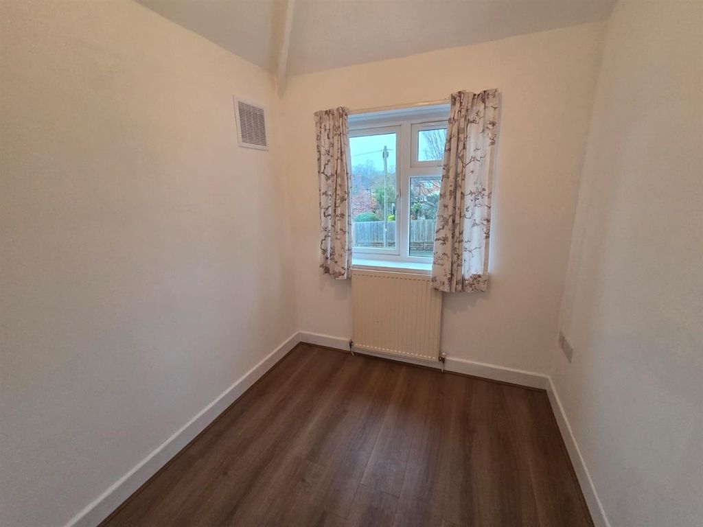 Property photo 2 of 11 49 Ewell Rd 8.Jpeg