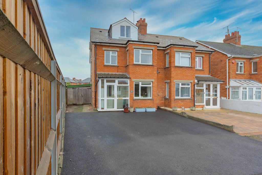 Property photo 1 of 32 Ewemovetaunton Glenthorne Road (9)