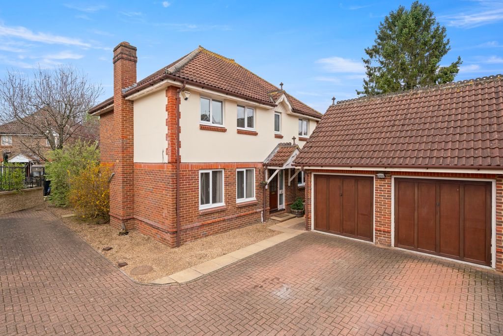 Property photo 1 of 28 5 Summer Place Kt15022