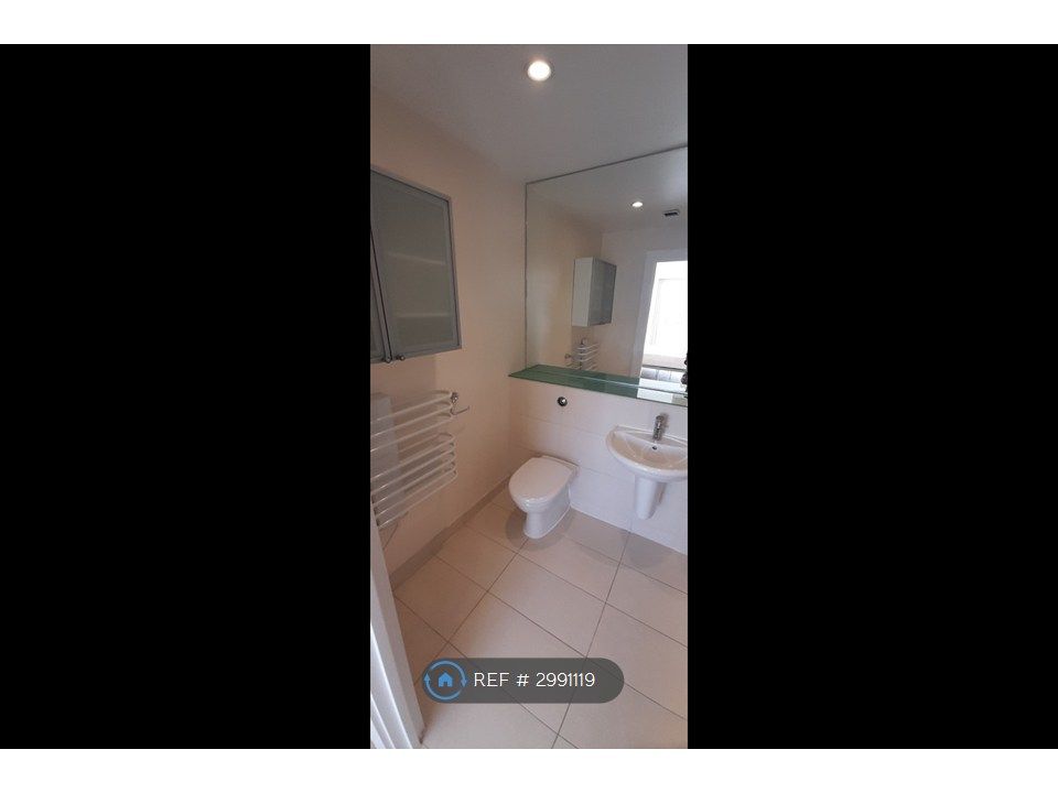 Property photo 3 of 8 Ensuite