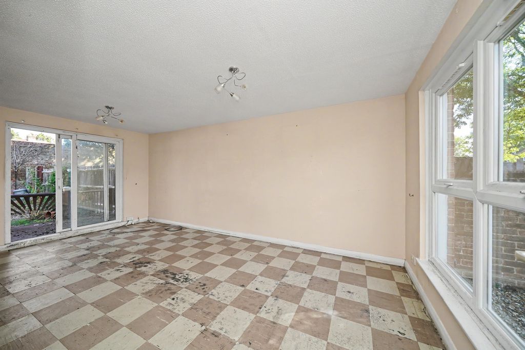 Property photo 3 of 15 40 Charnwood Road, Hillingdon, Uxbridge, Middlesex, Ub10 0HD