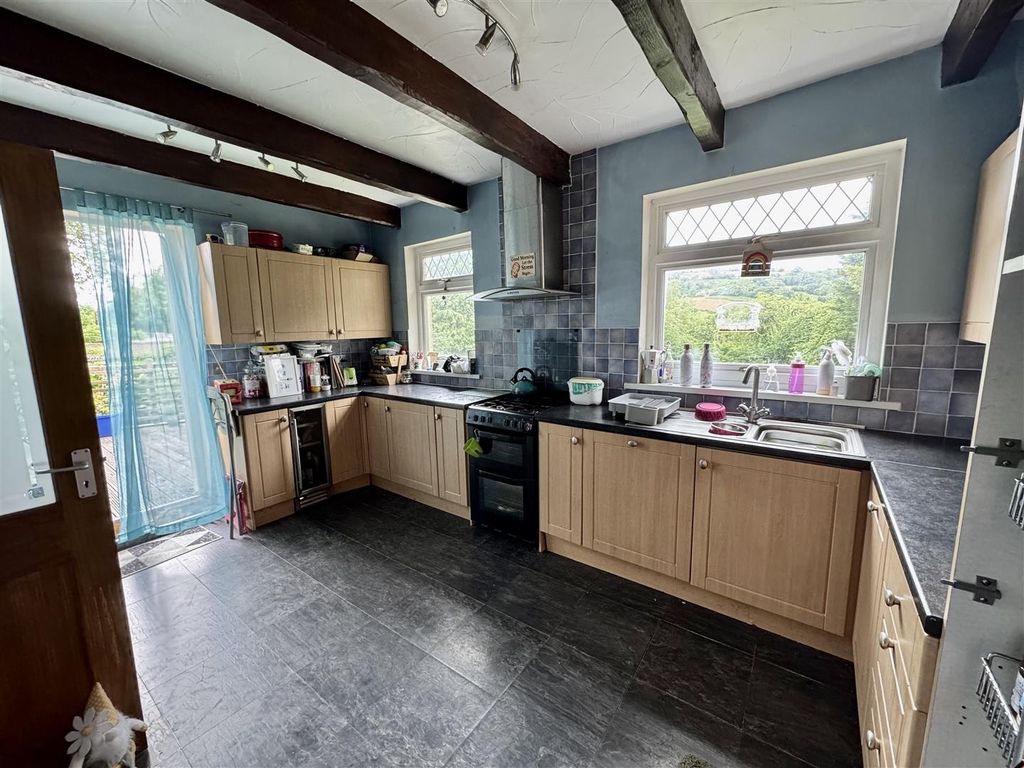 Property photo 3 of 18 Kitchen