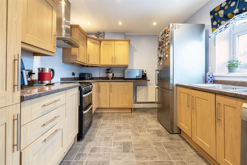 Property photo 3 of 11 Kitchen