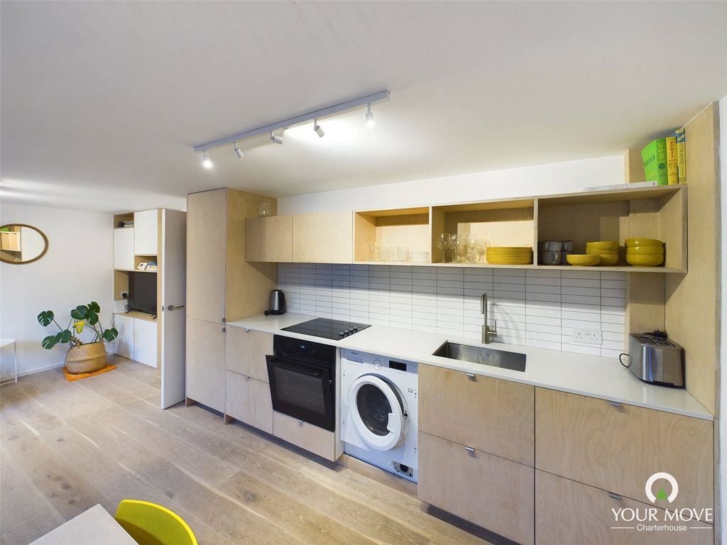 Property photo 3 of 11 Kitchen