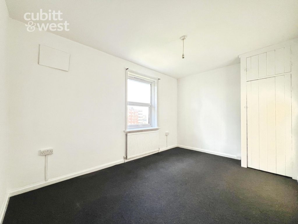 Property photo 1 of 8 Room 2