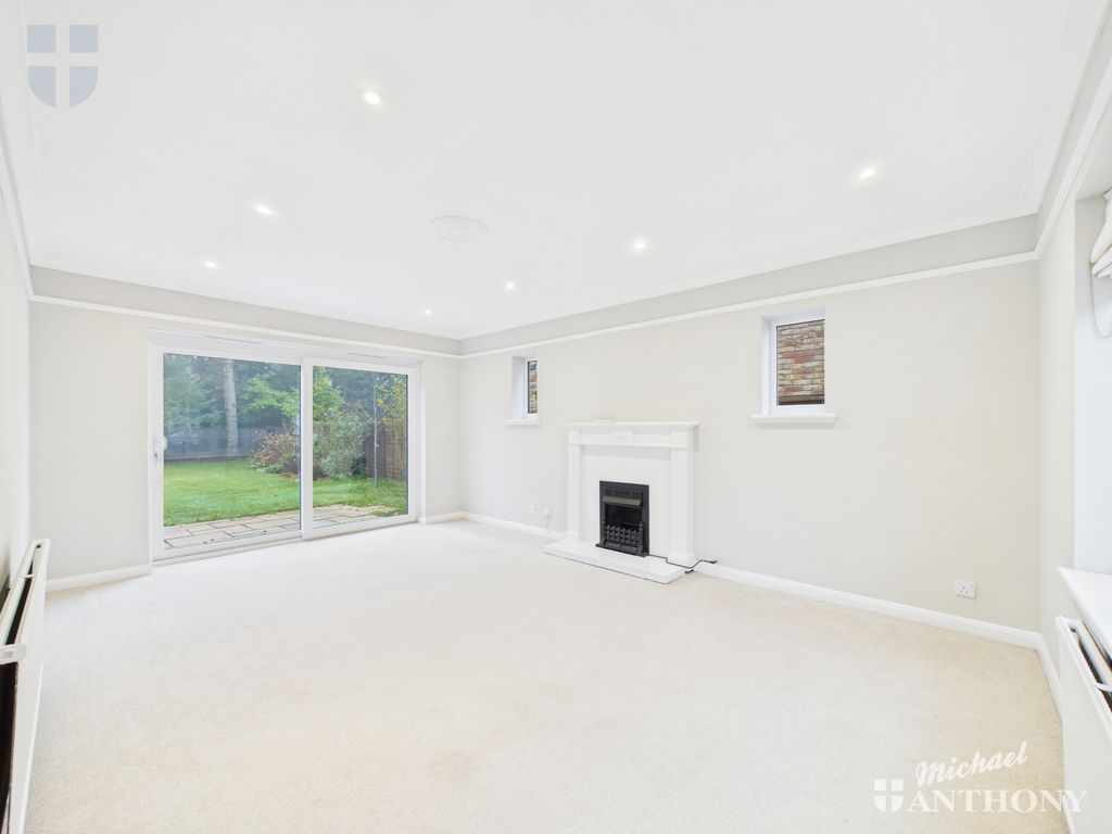 Property photo 2 of 13 Cam03218G0-Pr0861-Still003