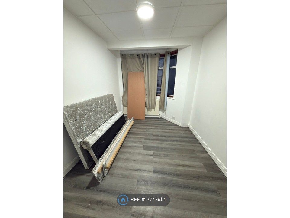 Property photo 2 of 8 Room4