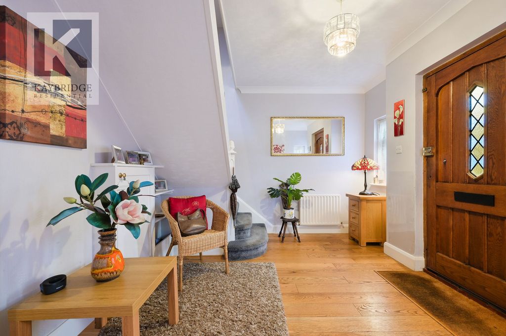 Property photo 2 of 19 Elmcroft Drive, Chessington - Kt9 1Dy