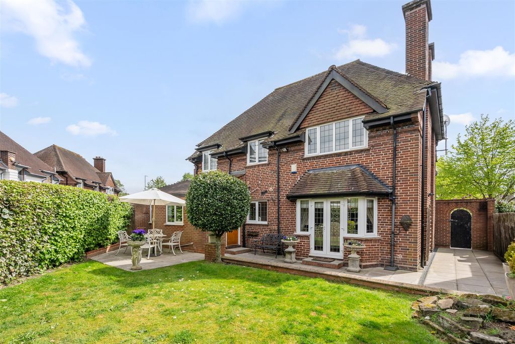 Property photo 1 of 17 27 Robin Hood Lane_2.Jpg
