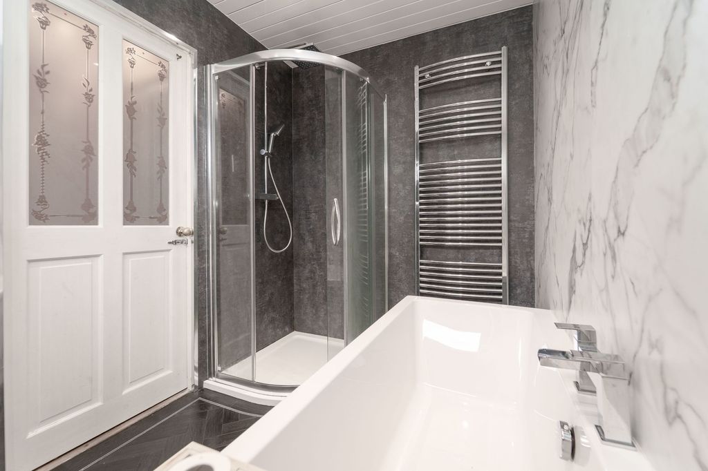 Property photo 2 of 24 Bathroom