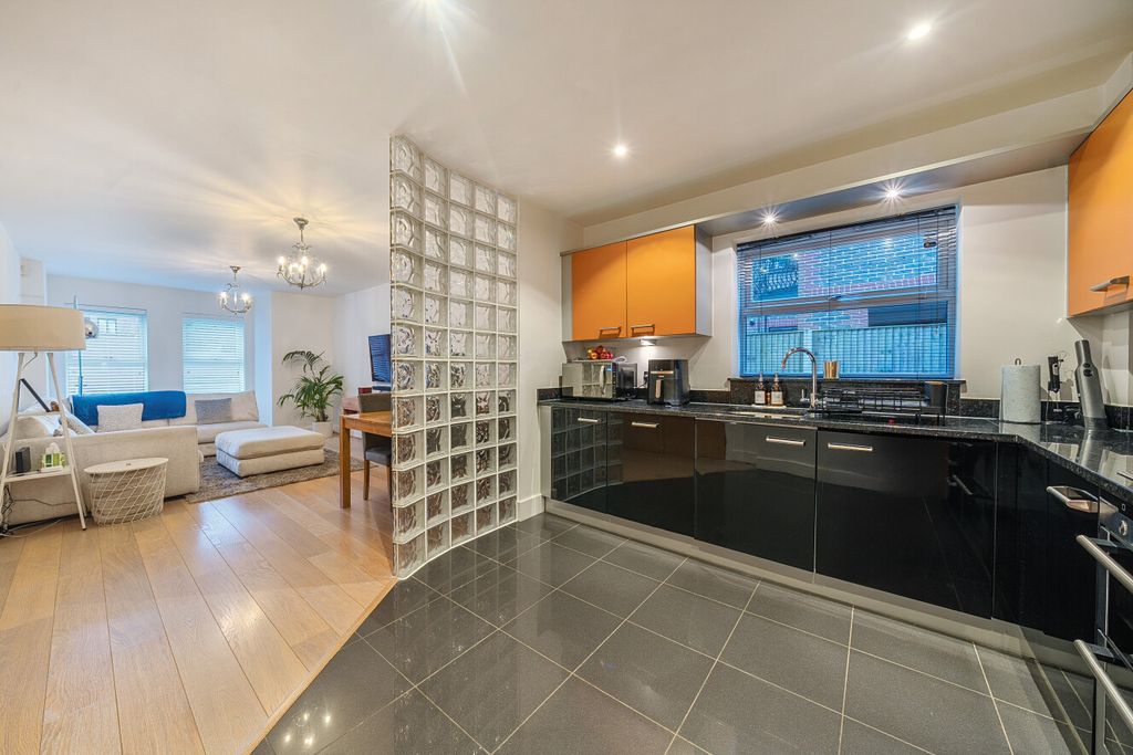 Property photo 3 of 17 1405412-8-697B935...