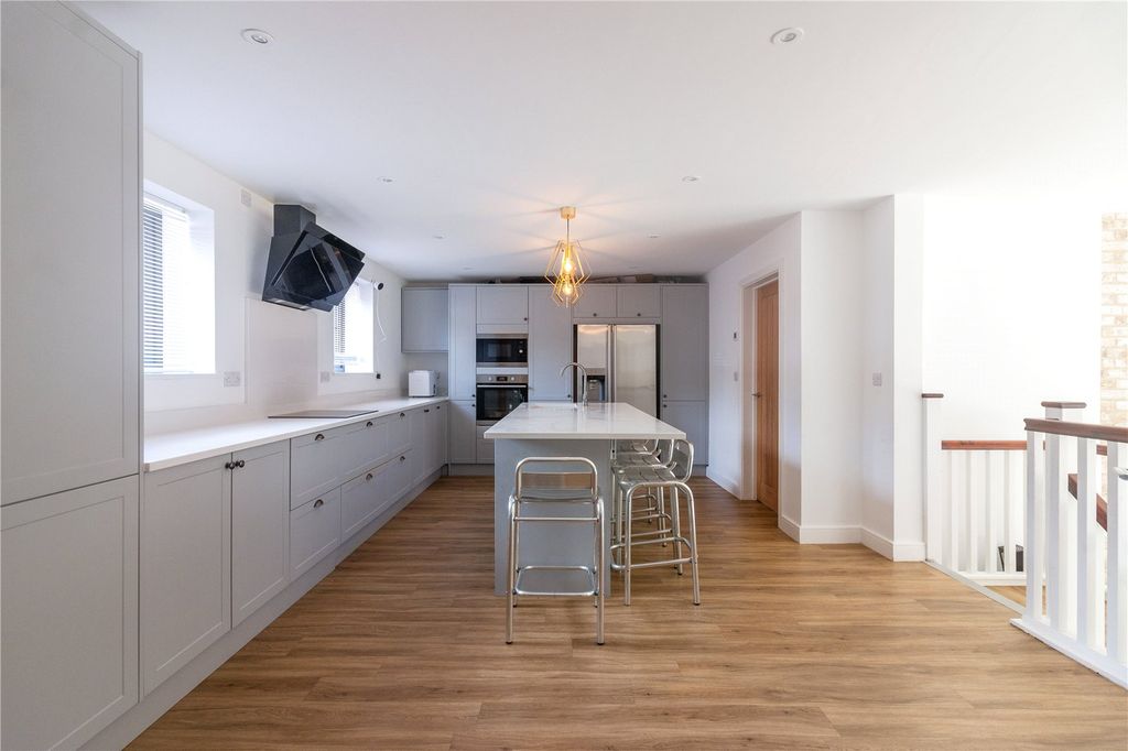 Property photo 2 of 28 Picture No. 33