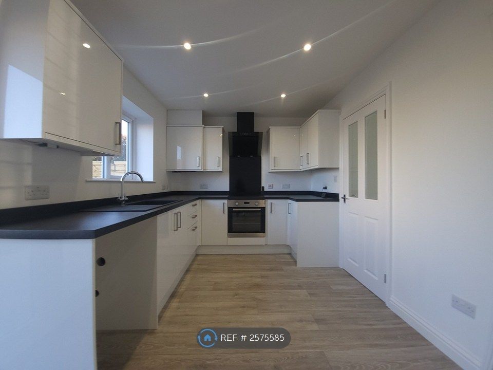 Property photo 2 of 11 Kitchen